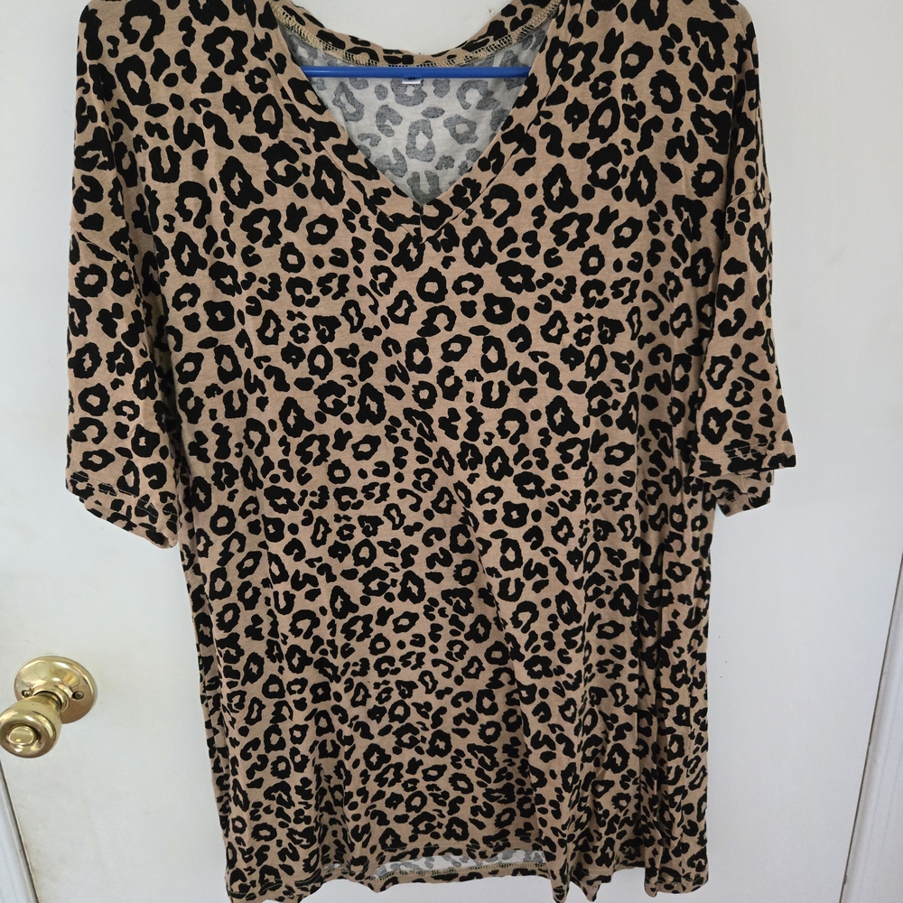 Stylish Leopard Print V-Neck Short Sleeve Top